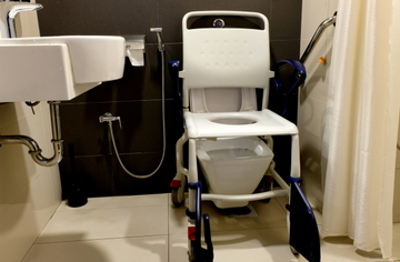 La chaise de douche pour personnes en perte de mobilité